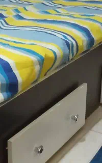 تخت و کتابخانه و میز تحریر