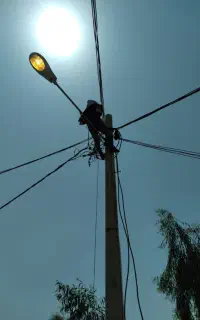 نصب کابل بالا پایه تیر برق برقکار سازمان