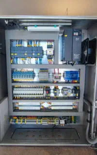 برقکار صنعتی ، تابلو برق ، plc ، درایو ، بوسترپمپ