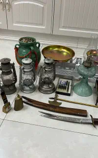فانوس، اتو، سکه، زنگوله، تبرزین وسایل عتیقه