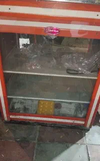 ویترین جلو ترازو اسطیل دخل مغازه  طبق عکس