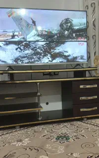 میز تلویزیون همراه با تلویزیون الی جی ۲۱