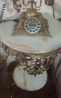 میز به همراه تلفن برنز