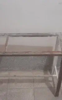 نیمکت آهنی تمیزمناسب خیاطی وهرجای دیگری