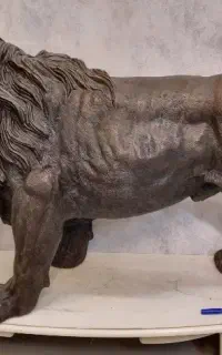 مجسمه برنزی شیر غول پیکر