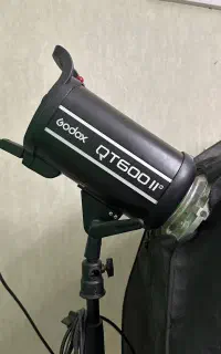 فلاش استودیویی گودوکس QT600II با پایه و سافت باکس