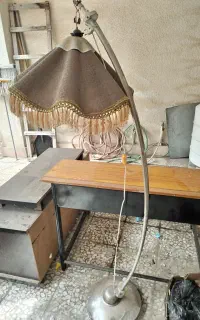 آباژور ایستاده خمیده