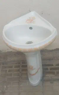 روشویی کنجی پایه‌دار با سیفون