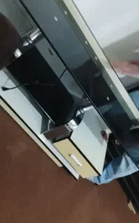 یک عدد بوفه تمیز در حد نو میباشد یکی هم میز