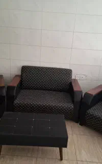 مبلمان اداری ۴ نفره چرمی به همراه میز (در حد نو)