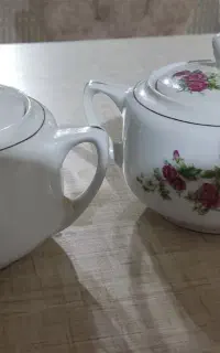دو قندان گل سرخی و یک دیس