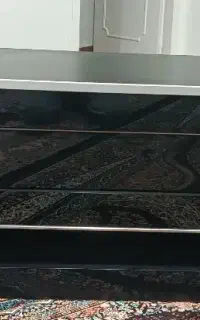 میز تلویزیون مدرن و شیک مشکی براق با نوار نقره ای
