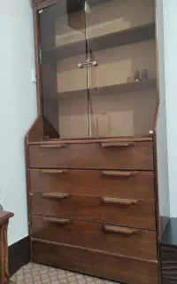 کمد و میز زیر تلویزیون