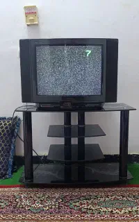 تلویزیون و میز سالم