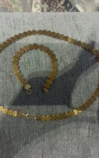 یه عدد دسبند و گردنبند فروخته میشود