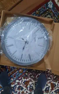 یک عدد ساعت دیواری