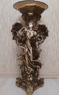 میز دو رویه هر طرف ی مجسمه