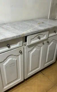 کابینت ۳ درب فلزی با رویه سنگ‌ضخیم