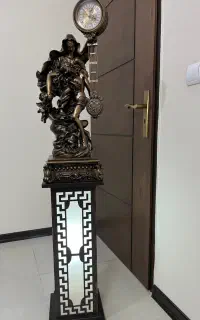 آباژورایستاده و مجسمه ساعت دار