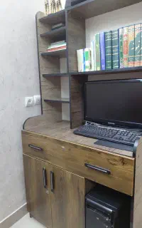 میز کامپیوتر و کتابخانه