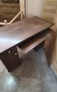 میز تحریر و کامپیوتر
