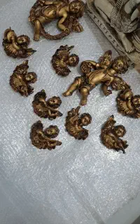 مجسمه دیوار کوب و رو میزی که حالت گلدون هست