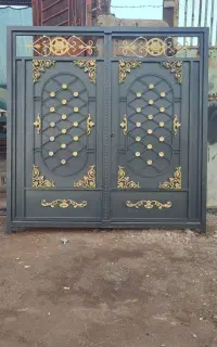 درب حیاط‌...