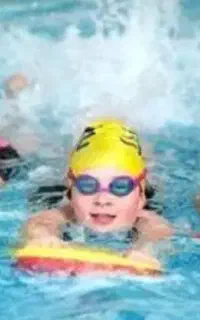 آموزش شنا ویژه پسران دوره اول دبستان