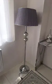 آباژور ایستاده