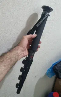 تکپایه مانفروتو کَربُن 695cx مشابه آکبند