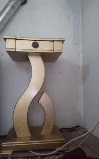 میز تلفن طلایی