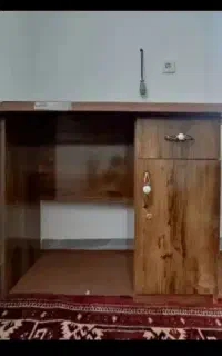 میز تحریر و کامپیوتر به همراه صندلی چرخدار کنفرانس
