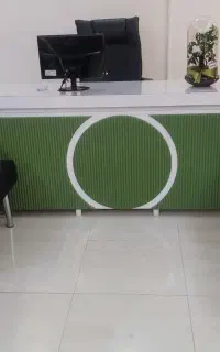 صندلی مدیریت و میز و چهار عدد صندلی