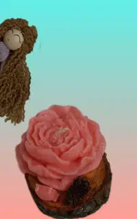 شمع گل رز روی چوب