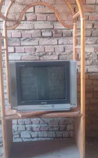 تلوزیون ۲۱ سامسونگ و میزش