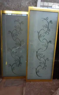 کارگر اشنا به نصب شیشه سکوریت وکرکره برقی