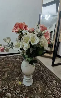 گلدون بهمراه گل