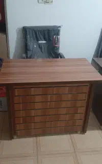 دو تا میز اداری با صندلی چرخدار در حد نو