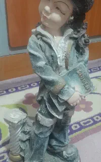 مجسمه دختر دانشجو و قلک سفالی