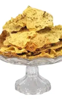 پخت نان خشکه محلی زنجبیلی و کنجدی ترد و نازک