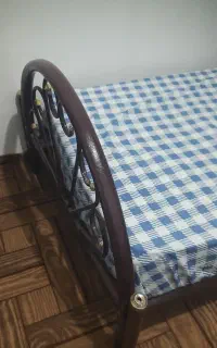 تخت فلزی