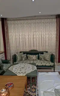 پرده تمیز و سالم در حد نو نو با چوب پرده