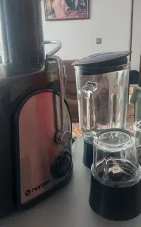 آبمیوه گیری برند نوردن چهار کاره در حد نو