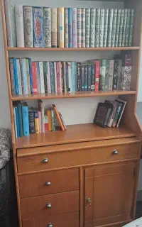 کتابخانه دارای میز تحریر