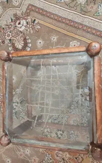 یک عددمیزچوبی باسرشیشه ای