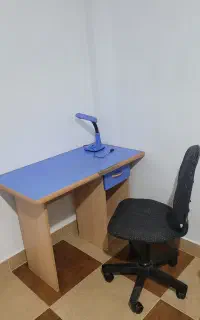 میز و صندلی گردان و چراغ مطالعه