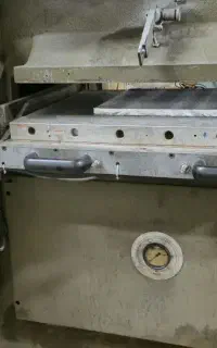 دستگاه صنعتی اتم طراحی روی جنس  کیف و کفش