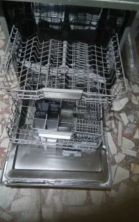 یک ماشین  ظرفشویی  درحد نو ولی بارگرفته