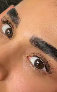 خدمات اکستنشن مژه و لیفت ابرو و مژه