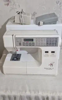یک عدد دستگاه چرخ خیاطی ژانومه مدل ۷۱۰۰ ژاپنی